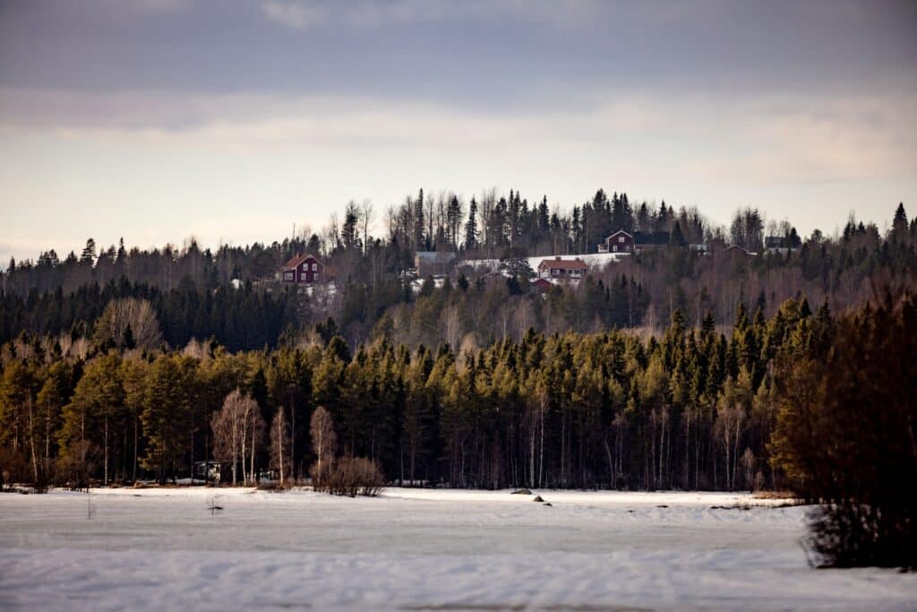 Hus högt beläget på en kulle. Vinter. 